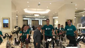 Premierul Cioloş, pe bicicletă în costum pentru SOS Satele Copiilor - FOTO/VIDEO