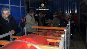 Turci şi irakieni, găsiţi într-un TIR la vama Nădlac II. Stăteau ascunşi printre roţi metalice | VIDEO