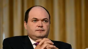 EXCLUSIV Ionuţ Dumitru, preşedintele Consiliului Fiscal: Deficitul va sări de 4% din PIB dacă se vor adopta majorările salariale şi creşterea punctului de pensie. Ce riscă România dacă sare de deficitul de 3%