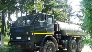 Locuitorii unui sat din Prahova primesc apă cu cisterna de la ISU după ce fântânile au secat