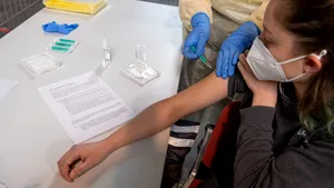 Vaccinul ROR, împotriva rujeolei, oreionului şi rubeolei, te-ar putea feri şi de formele grave de COVID-19