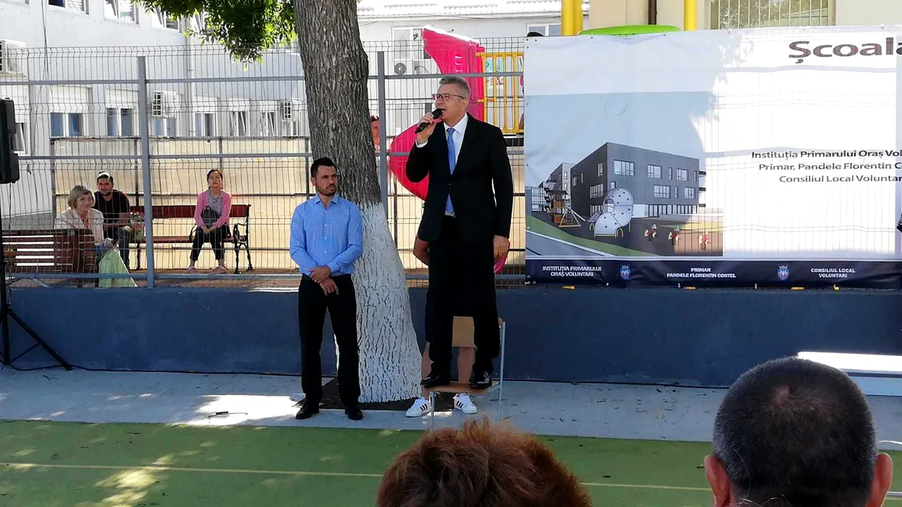 Florentin Pandele s-a urcat pe un scaun pentru a ţine discursul la deschiderea anului şcolar