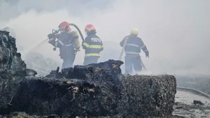 Incendiul de la Alba Iulia a fost lichidat. Au intervenit zeci de autospeciale şi pompieri din şase judeţe