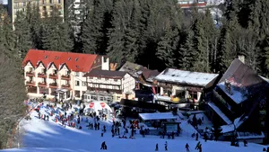 Zăpezile de primăvară salvează HORECA. Turiştii revin în staţiunile montane, gata de schi
