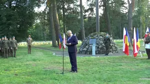 Ceremonie militară şi religioasă pentru eroii români căzuţi în Primul Război Mondial în Polonia. La comemorare a participat şi Ministrul apărării naţionale, Vasile Dîncu