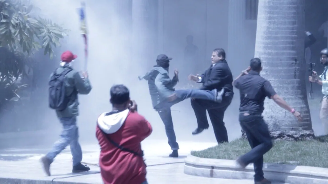 Mai mulţi deputaţi au fost răniţi în Venezuela după ce susţinătorii preşedintelui Maduro au luat cu asalt incinta Parlamentului