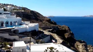 Se schimbă şi felul în care facem plajă. În Santorini au fost instalate primele cabine din plexiglas