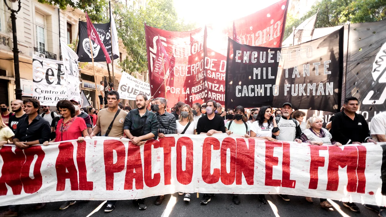 Proteste în Argentina. Mii de oameni au ieşit în stradă pentru a denunţa acordul de plată al datoriei externe către FMI