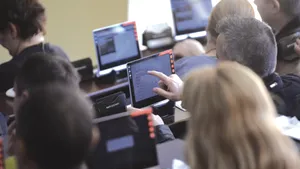 Angajaţii români merg mai des la birou, ca măsură de reducere a costurilor de acasă
