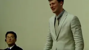 Un student american a cerut scuze plângând în Coreea de Nord, pentru o presupusă infracţiune - VIDEO 