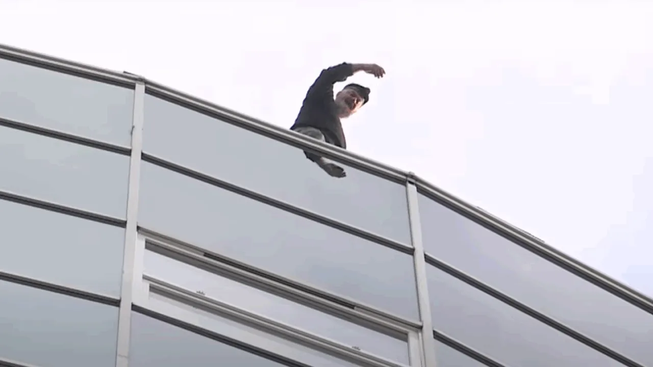 Protestatarul care s-a urcat pe sediul ÎCCJ refuză să coboare şi să coopereze cu forțele de ordine