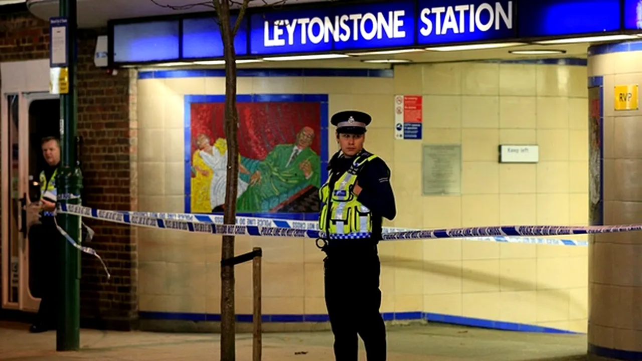 ATAC TERORIST la o staţie de metrou din Londra: Un bărbat a înjunghiat trei persoane înainte de a fi arestat de Poliţie - VIDEO