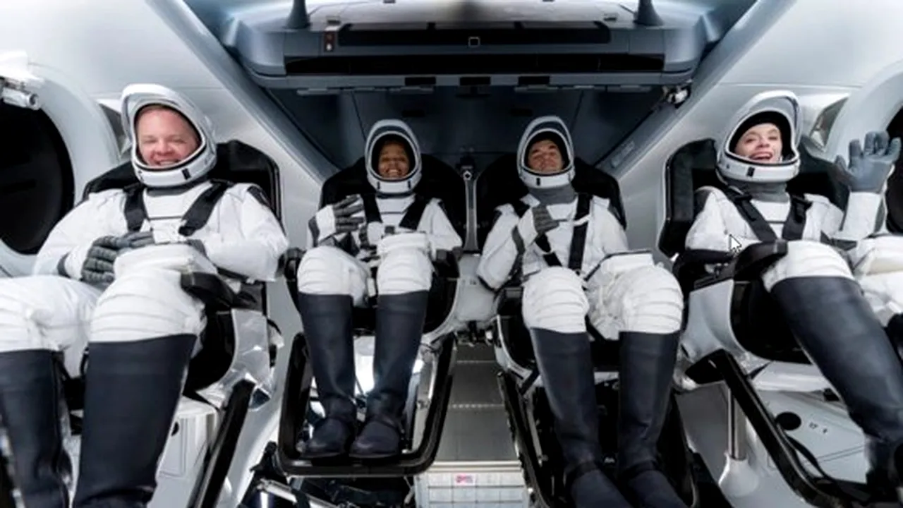 Capsula SpaceX a readus pe Pământ primul echipaj de astronauţi civili 