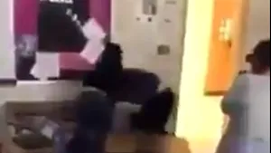 VIDEO | Bătaie parte în parte între o profesoară şi un licean. Cei doi şi-au împărţit pumni şi picioare: Crezi că îmi e frică de tine