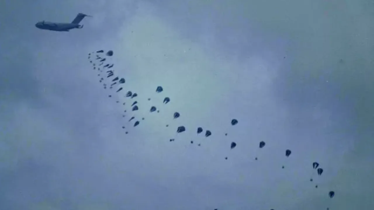 Ajutor umanitar paraşutat în tabăra de refugiaţi din Gaza: 5 persoane au murit zdrobite de pachete
