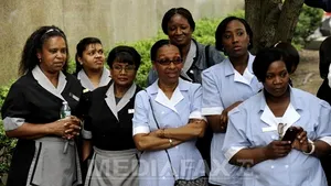 Persoane în uniforme de cameriste au protestat în faţa instanţei unde a compărut Strass-Kahn