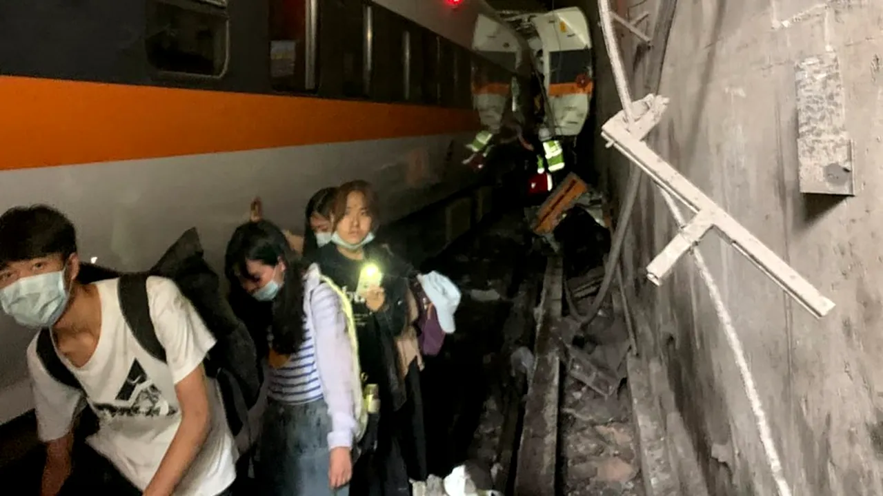 FOTO Un tren a deraiat într-un tunel din Taiwan. Peste 100 de victime: 70 de răniţi şi 36 de morţi