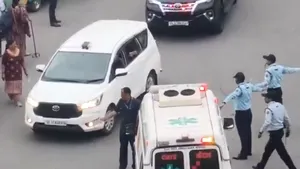 Scandal uriaș. Ambulanță în misiune, oprită de polițiști pentru a permite trecerea unei coloane oficiale