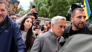 Simpatizanții lui Călin Georgescu îl așteaptă să apară la proces în fața Judecătoriei Sectorului 1