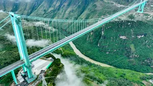 China a inaugurat „cel mai înalt pod din lume”. Turiștii deja sar cu elastic de la 625 de metri înălțime