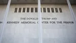 Spectacole anulate după ce Trump și-a adăugat numele la Centrul Kennedy
