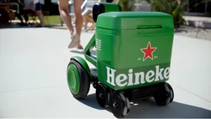 Heineken a creat robotul care îşi urmăreşte stăpânul şi îl serveşte cu bere rece. Cine poate avea un astfel de ”partener”