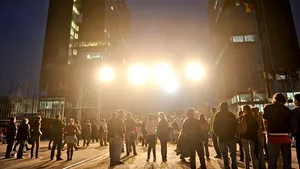 Câteva mii de fani aşteaptă să intre la Romexpo, unde vor cânta Anthrax, Megadeth, Slayer, Metallica