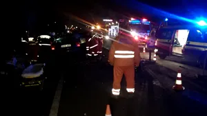 Şase persoane au fost rănite, după ce două maşini s-au ciocnit la intrarea în Iaşi - FOTO