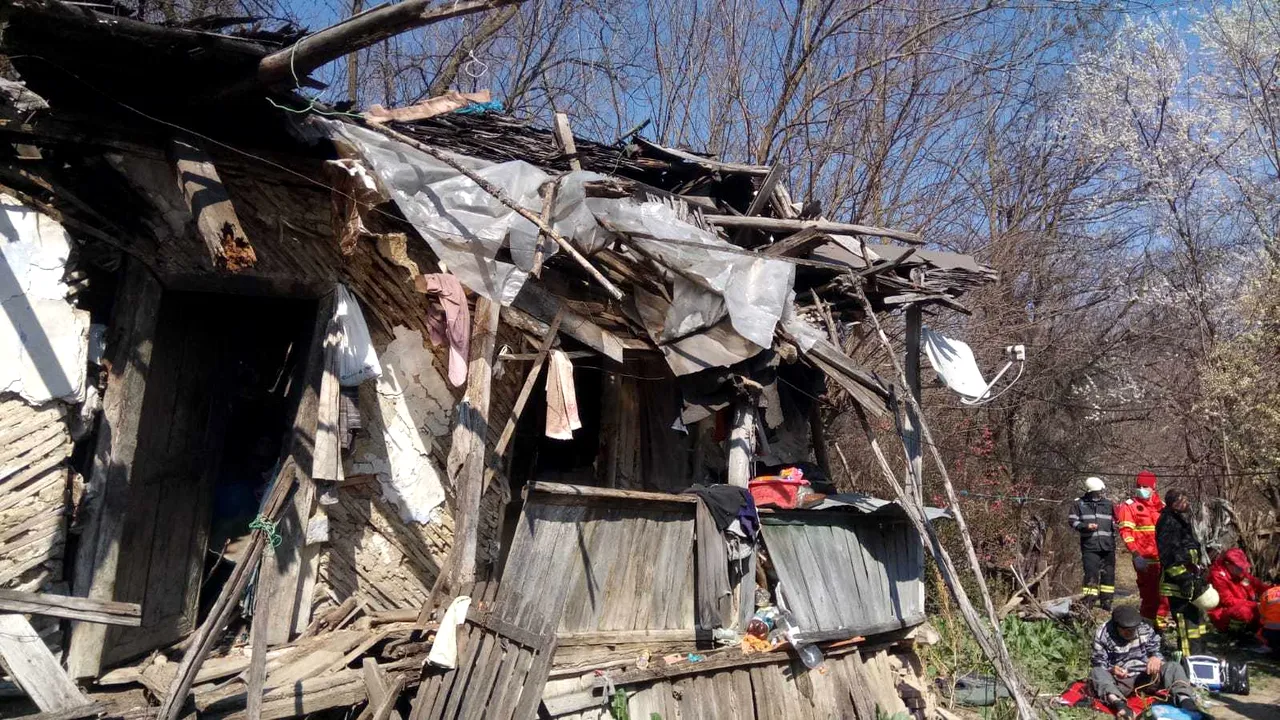FOTO: Doi bătrâni au rămas blocaţi în casă, după ce tavanul s-a prăbuşit