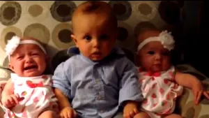 VIRAL pe YouTube: Cum reacţionează un bebeluş când îşi întâlneşte cele două surori gemene - VIDEO