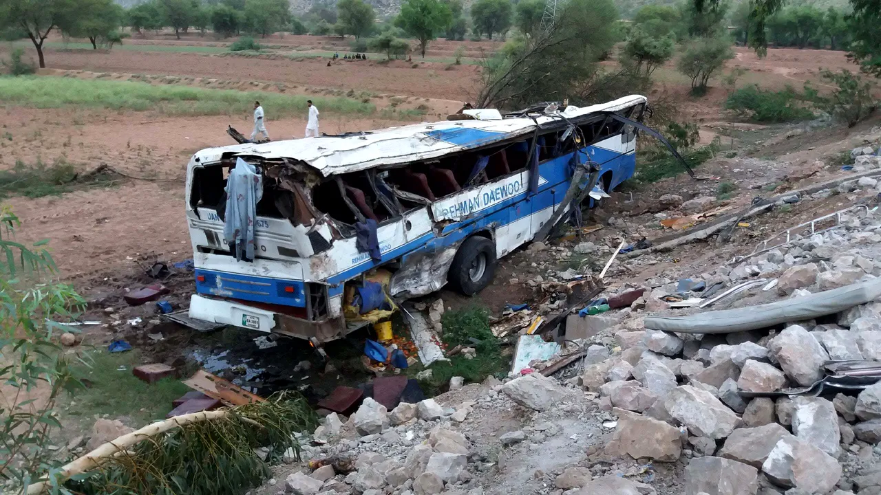 Cel puţin 18 morţi după un accident de autobuz în estul Pakistanului