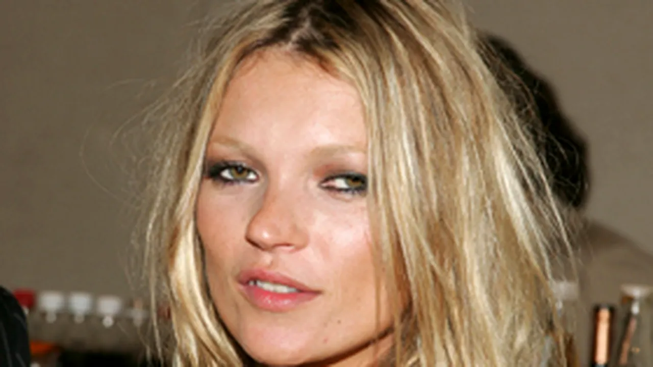 Şuviţe din părul lui Kate Moss, la licitaţie pe internet