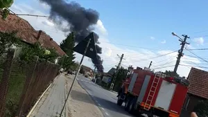 Incendiu VIOLENT la bloc din Teiuş. Acoperişul, cuprins de flăcări pe o suprafaţă de 100 de metri pătraţi