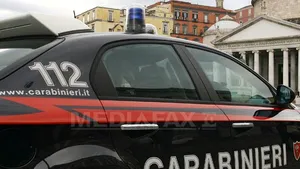 Doi români au fost atacaţi de persoane înarmate care au pătruns în locuinţa lor din Roma