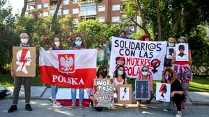 Parlamentul European adoptă rezoluţia prin care statelor membre li se solicită respectarea dreptului la avort în condiţii de siguranţă