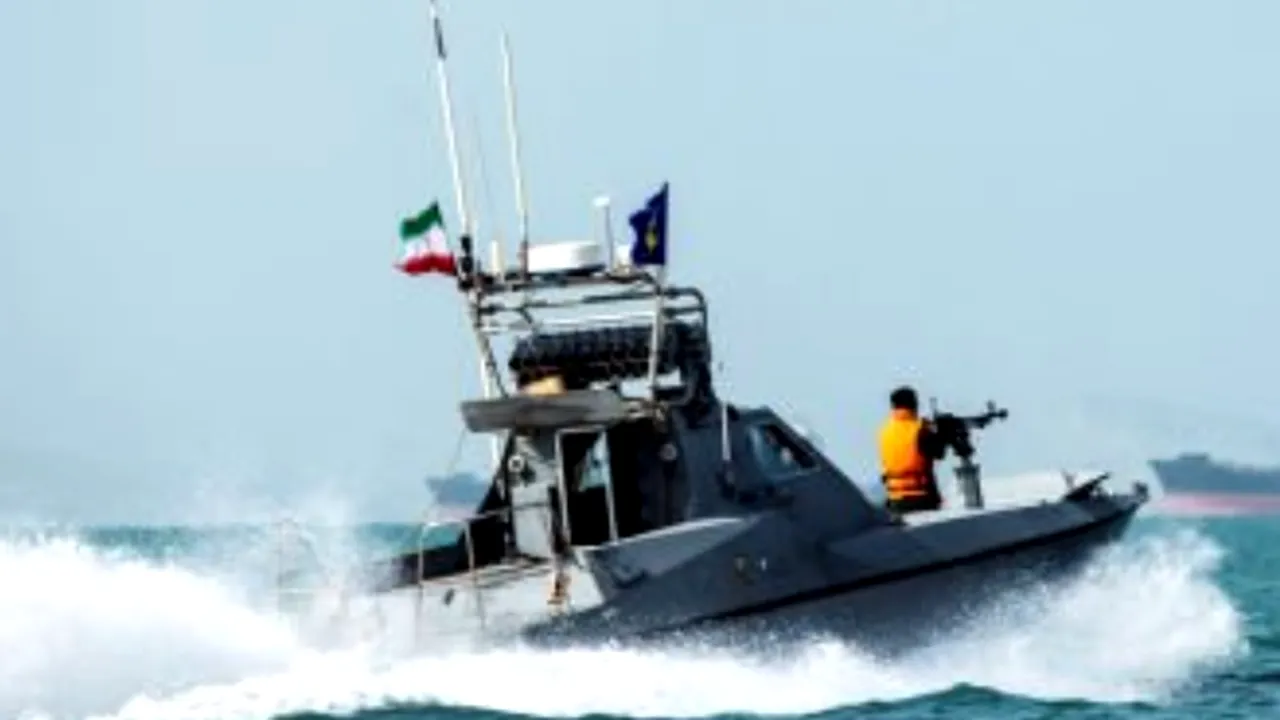 Marea Britanie reduce nivelul de risc pentru navele care tranzitează Strâmtoarea Hormuz