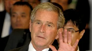 Bush a trecut brusc de la Casa Albă în postura de a aduna singur excrementele câinelui său