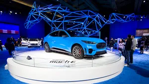 Ford Mustang Mach-E 1400 este complet electric şi este mai puternic decât majoritatea maşinilor