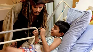 VIDEO | O surpriză pe gustul tuturor. Johnny Depp a vizitat spitalul de copii British Columbia din Vancouver, costumat în Jack Sparrow