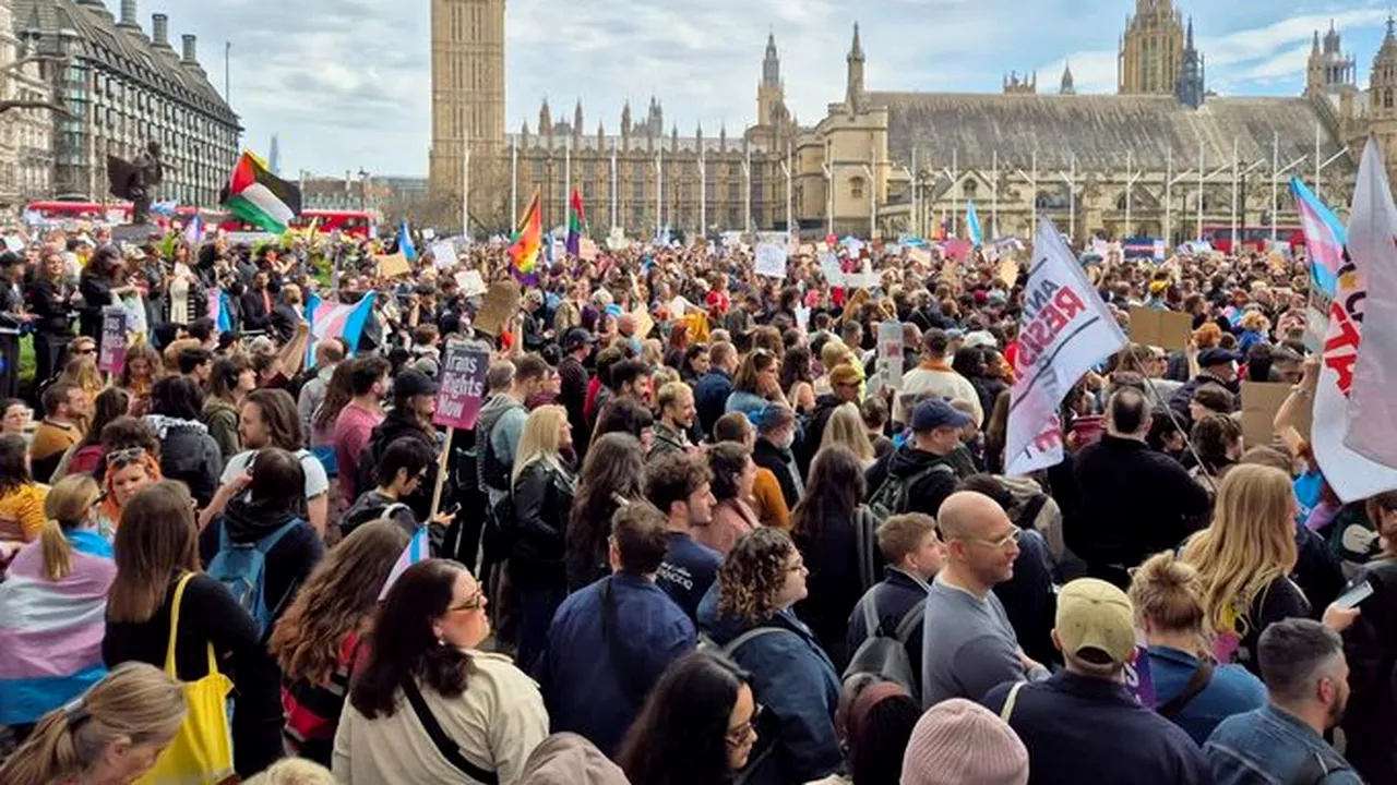 Londra. Protest de amploare față de decizia instanței privind definiția juridică a femeii