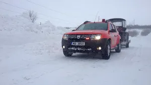 FOTO Pompierii din Giurgiu, alertaţi de un apel fals care anunţa o gravidă izolată din cauza viscolului. Poliţia îl caută acum pe vinovat