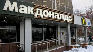 McDonald’s îşi vinde restaurantele din Rusia unui afacerist siberian 
