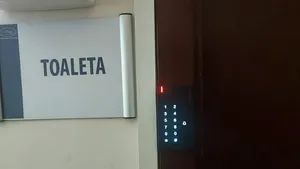 Toaleta Prefecturii Bacău, dotată cu un sistem de acces „ca la NASA”. PSD se amuză: „Ce s-o afla ascuns în WC-ul cu pricina”?