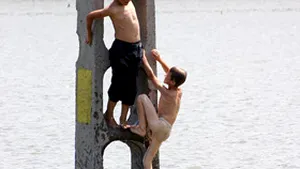 Cod portocaliu de inundaţii până sâmbătă dimineaţă în Botoşani