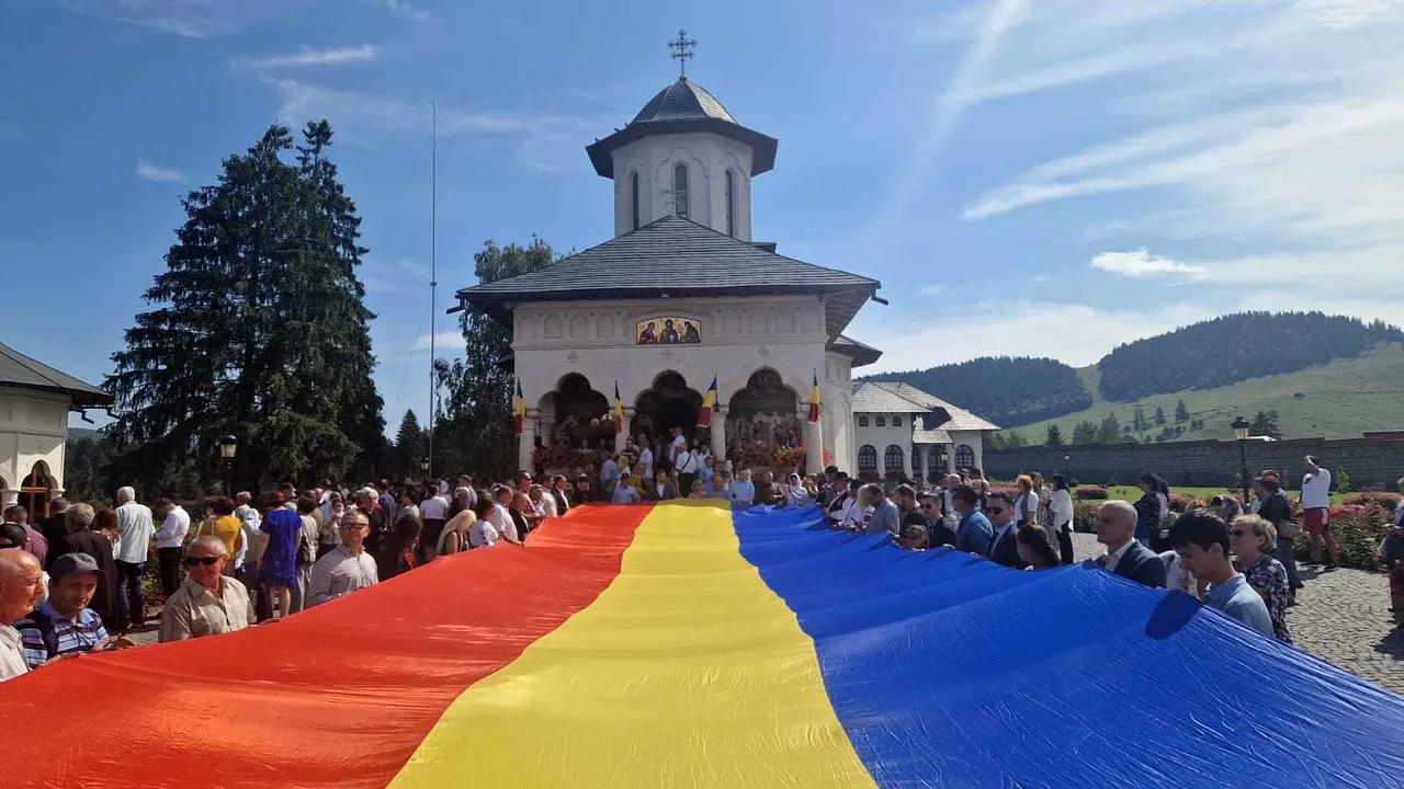 Cum a petrecut AUR, a doua forţă politică din România, de Adormirea Maicii Domnului 