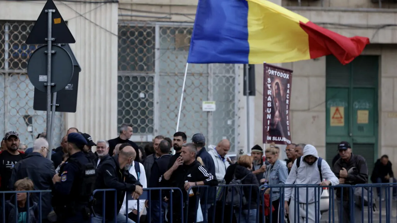 Protest în fața Arestului Central, după ce Călin Georgescu a fost arestat. Peste 300 de oameni scandează în Capitală