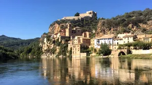 LIFE Satul spaniol, cu atmosferă medievală, care pare desprins din Toscana