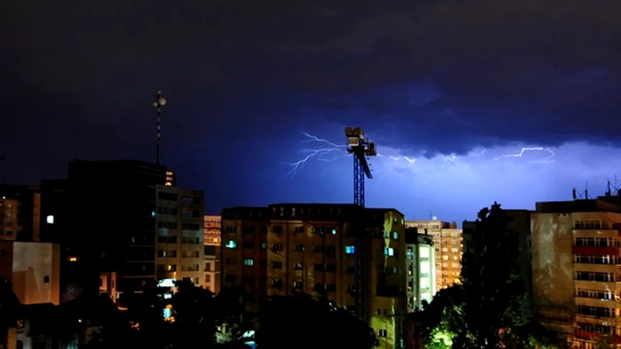 AVERTIZARE METEO: Ploaie, vijelii şi grindină în Bucureşti şi judeţul Ilfov