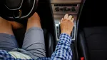 Mulți șoferi nu știu că frâna mașinii are o funcție ascunsă