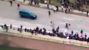 VIDEO Momentul în care o maşină intră în protestatarii adunaţi pe o autostrada din Colorado. Un protestar a fost împuşcat din greşeală